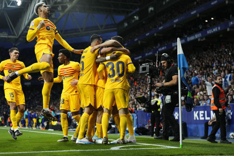 Barcelona rũ bùn đứng dậy