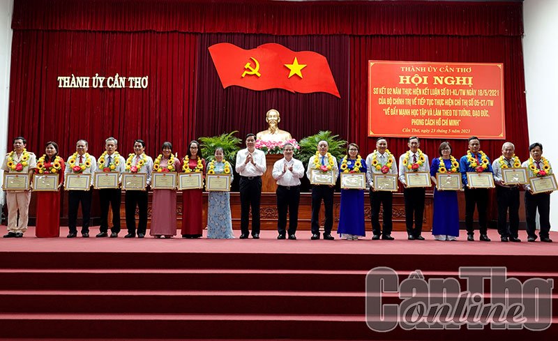 Tuyên dương các điển hình tiêu biểu trong học tập và làm theo tư tưởng, đạo đức, phong cách Hồ Chí Minh