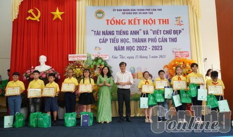 Trao giải Hội thi “Tài năng tiếng Anh” và “Viết chữ đẹp” cấp tiểu học