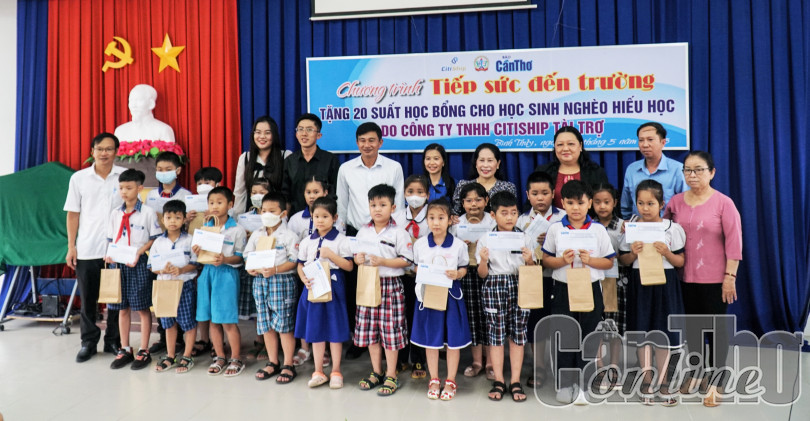 Báo Cần Thơ và Công ty TNHH CITISHIP trao 20 suất học bổng cho học sinh vượt khó