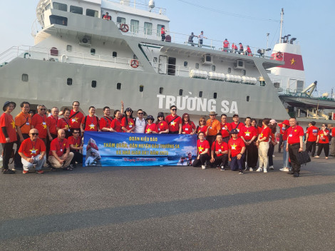 Bài 1: Hải trình thứ 10 trên tàu 571