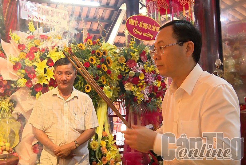 Bí thư Thành ủy Cần Thơ thắp hương tại Đình Bình Thủy