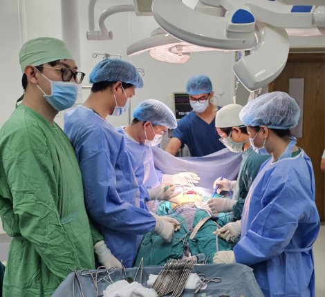 Mổ khẩn cứu bé trai bị hàng xóm đâm thấu ngực