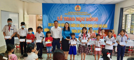 Tặng học bổng con đoàn viên, công nhân lao động có hoàn cảnh khó khăn