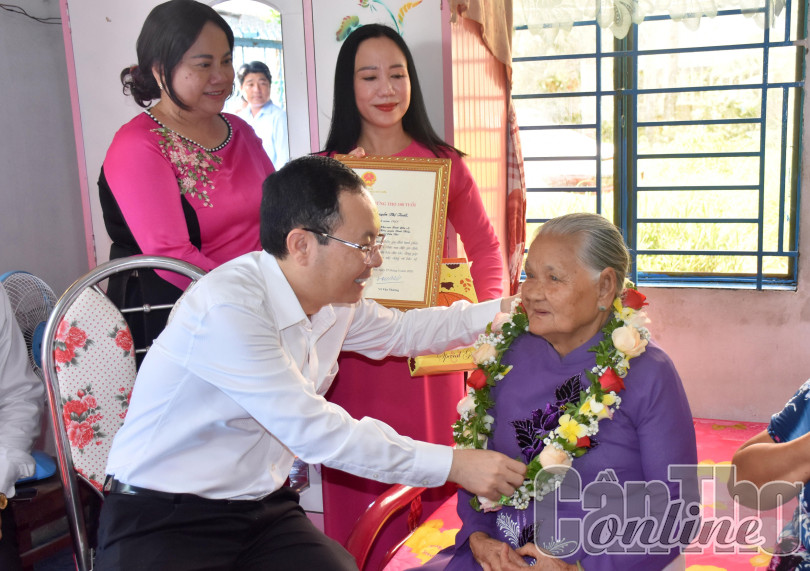 Lãnh đạo TP Cần Thơ thăm, chúc thọ các cụ 100 tuổi