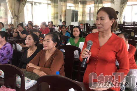 Phụ nữ góp ý xây dựng Đảng, xây dựng chính quyền