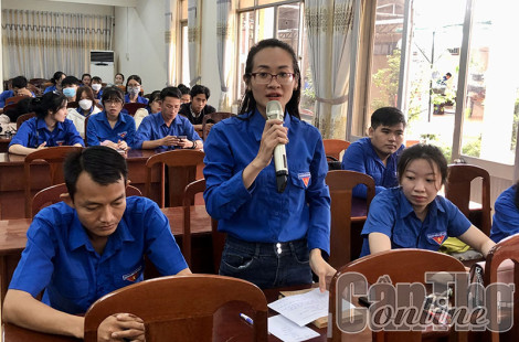 Lãnh đạo UBND quận Cái Răng đối thoại với thanh niên