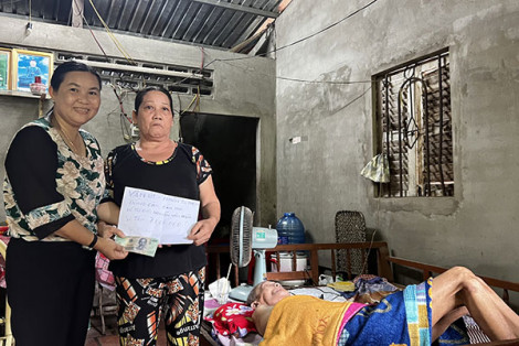 Trao tiền từ thiện