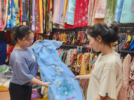 Tôn dáng với áo dài truyền thống và cách tân