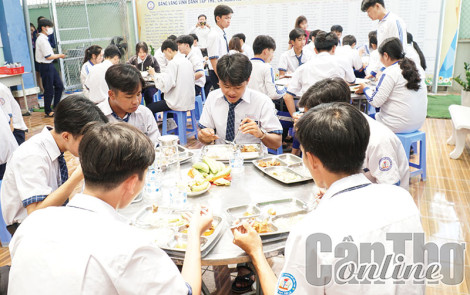 Ấm lòng những bữa cơm tiếp sức mùa thi