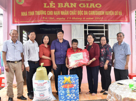 Trao tặng nhà tình thương đến nạn nhân chất độc da cam