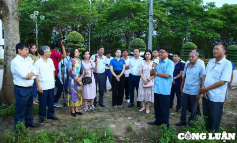 Hội Nhà báo các tỉnh phía Nam thăm di tích lịch sử quốc gia Trường dạy làm báo Huỳnh Thúc Kháng