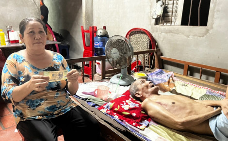 Trao tiền từ thiện