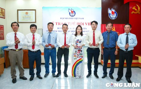 Lễ trao thẻ Hội viên Hội Nhà báo Việt Nam ý nghĩa tại ATK Định Hóa, Thái Nguyên