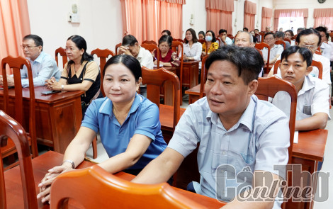 Tuyên truyền an toàn giao thông cho cán bộ Mặt trận