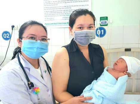 Cứu kịp mẹ bị nhau bong non, con ngưng tim