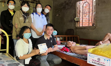 Trao tiền từ thiện
