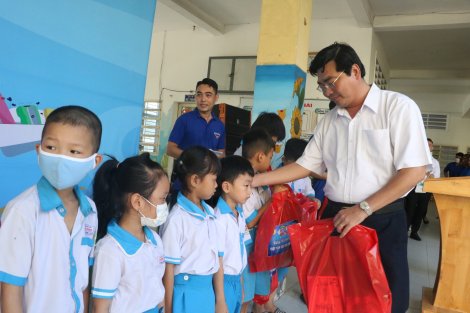 Hơn 10 tỉ đồng hỗ trợ học sinh có hoàn cảnh khó khăn từ Chương trình “Chuyến xe ước mơ”