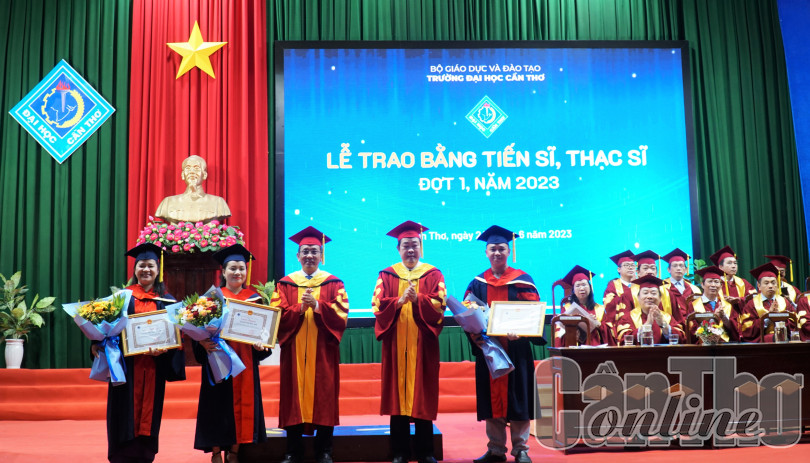 Trường Đại học Cần Thơ trao bằng tốt nghiệp cho 493 tân tiến sĩ, thạc sĩ