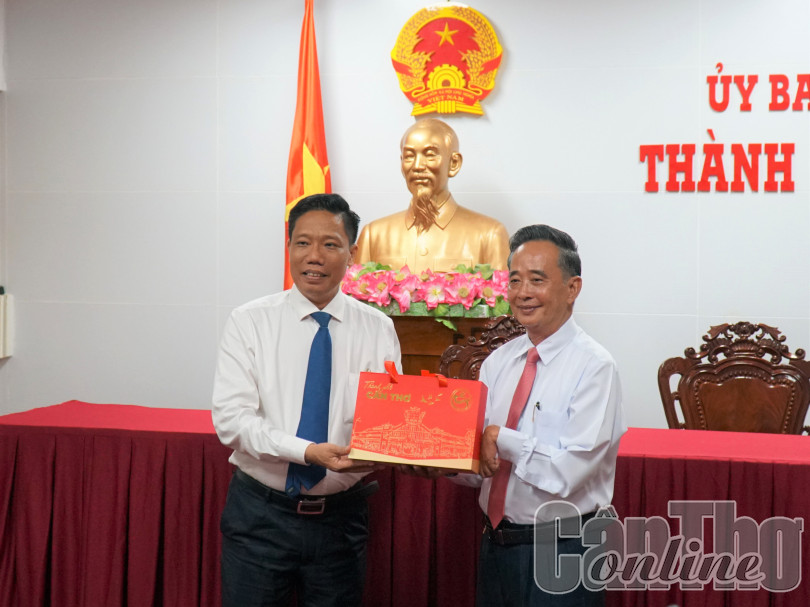 Lãnh đạo UBND TP Cần Thơ tiếp đoàn công tác Hội Khmer - Việt Nam tại Campuchia