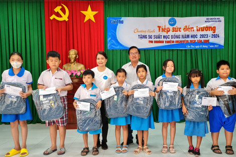 Trao học bổng tặng 50 học sinh có hoàn cảnh khó khăn, vươn lên trong học tập