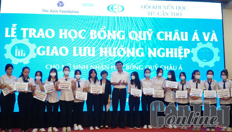 101 nữ sinh Cần Thơ nhận học bổng Quỹ châu Á