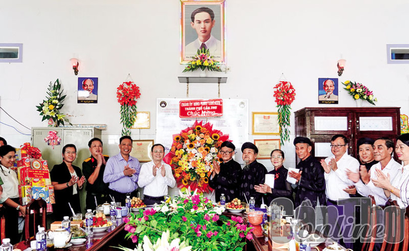 Lãnh đạo thành phố chúc mừng kỷ niệm 84 năm Ngày Khai đạo Phật giáo Hòa Hảo