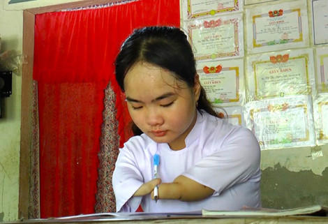 Nghị lực phi thường của cô gái “không tay”