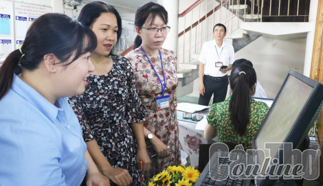 Thực hiện nghiêm việc tiếp nhận và xử lý hồ sơ trực tuyến, không để tình trạng giải quyết hồ sơ chậm, muộn