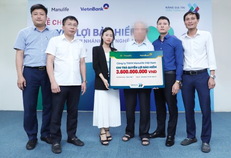 Manulife Việt Nam chi trả 3,6 tỉ đồng quyền lợi bảo hiểm cho khách hàng ở Nghệ An