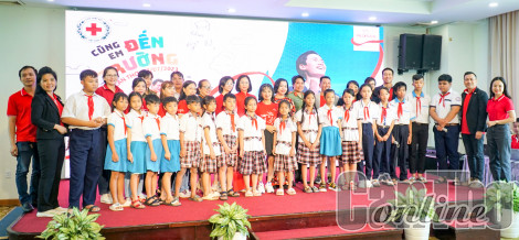 Prudential tặng xe đạp đến học sinh có hoàn cảnh khó khăn tại Cần Thơ