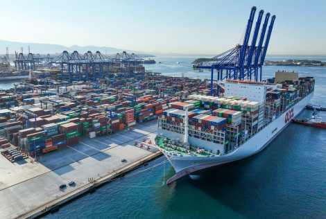 Siêu tàu container dài gần 400m cập cảng Hy Lạp