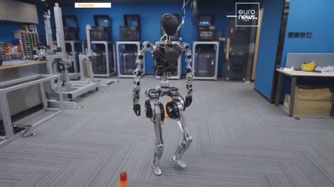 Sản xuất hàng loạt robot chăm sóc và phục vụ người già ở Trung Quốc