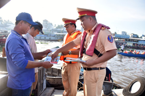 Bảo đảm trật tự an toàn giao thông thủy khu vực Chợ nổi Cái Răng