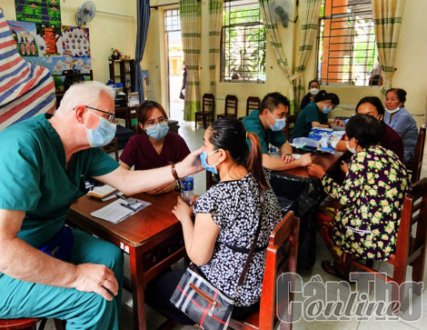 Ðoàn thầy thuốc Hoa Kỳ khám, chữa bệnh cho người dân Cần Thơ