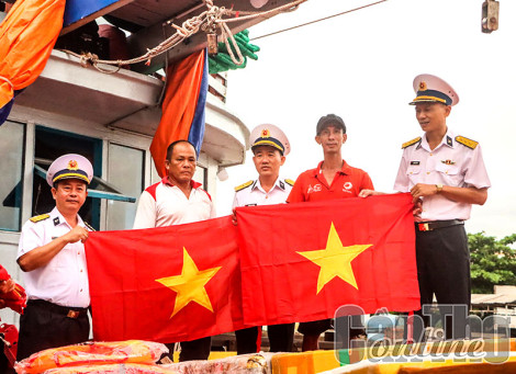 Triển khai hoạt động “Hải quân nhận đỡ đầu con ngư dân” tại Sóc Trăng