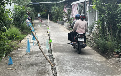 Cần sớm khắc phục đoạn đường sụp lún