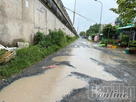 Mặt đường dân sinh hai bên cầu Hưng Lợi: cứ giặm vá rồi lại hư hỏng