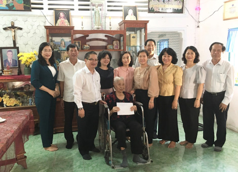 Lãnh đạo thành phố thăm, tặng quà gia đình người có công với cách mạng, khởi công xây dựng nhà tình nghĩa