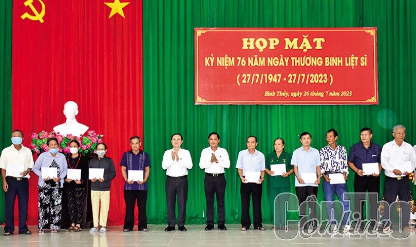 Bí thư Thành ủy dự họp mặt, tặng quà gia đình chính sách tiêu biểu