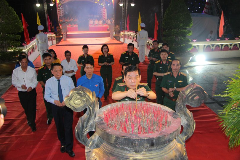 Thiêng liêng Lễ “Thắp nến tri ân” và chương trình nghệ thuật “Tiếng gọi non sông - Khát vọng cống hiến”