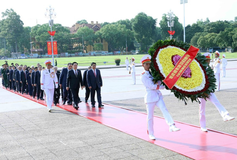 Lãnh đạo Đảng, Nhà nước tưởng niệm các Anh hùng liệt sỹ và vào Lăng viếng Chủ tịch Hồ Chí Minh