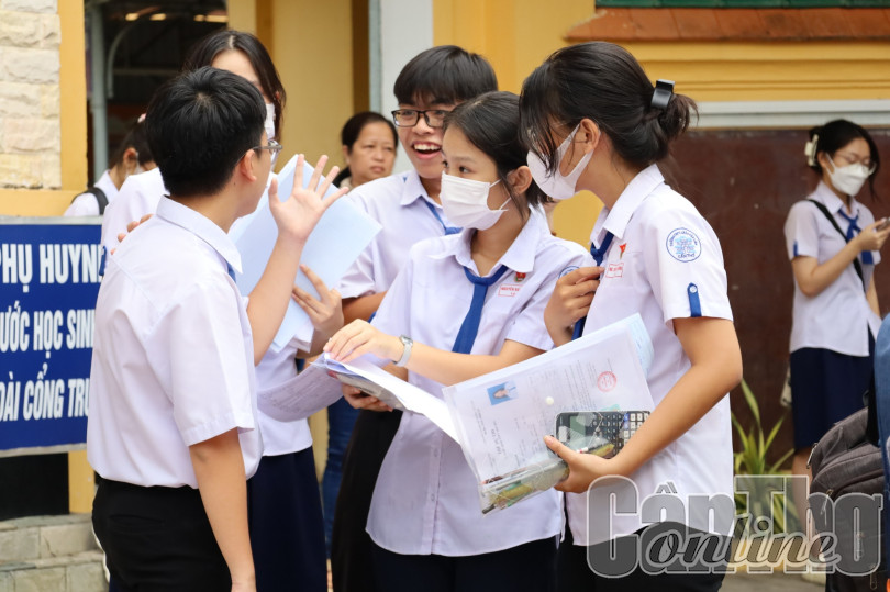 Thí sinh Cần Thơ nộp lệ phí đăng ký xét tuyển đại học theo hình thức trực tuyến, từ 0 giờ ngày 5-8 đến 17 giờ ngày 6-8