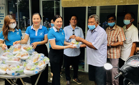 Tặng 300 suất ăn hỗ trợ bệnh nhân