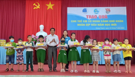 Tiếp sức học sinh có hoàn cảnh khó khăn