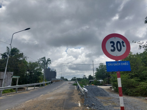 Cần sửa bảng tên cầu