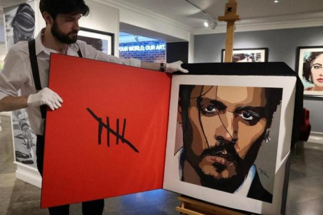 Johnny Depp bán tranh làm từ thiện