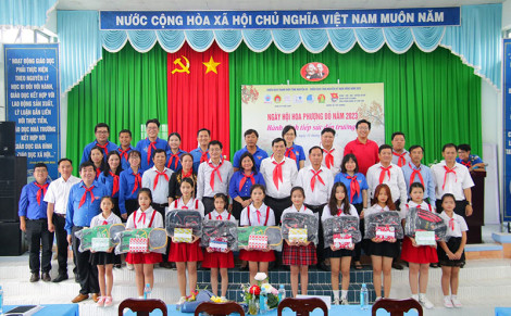 Hành trình “Tiếp sức đến trường”