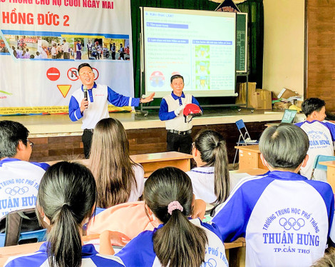 Tuyên truyền pháp luật giao thông cho đoàn viên thanh niên, học sinh