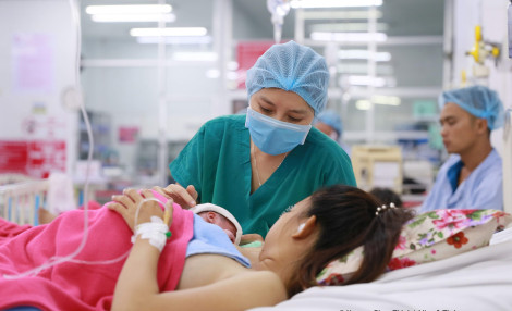 Nuôi con bằng sữa mẹ ngay khi chào đời